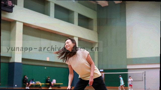 数字增长曲线与里程碑节点的抽象可视化，展示内容中心从基础建设到扩展优化的成长过程